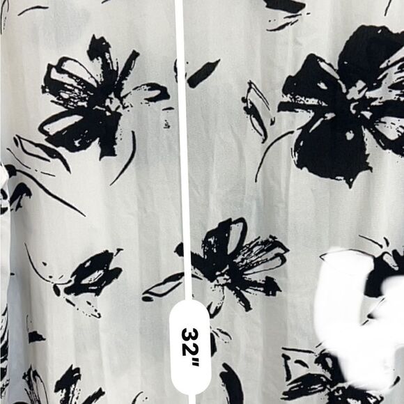 White and black floral assymetrical tunic top size 1XLg - Picture 8 of 10